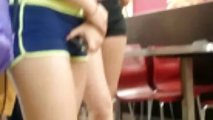 Những thiếu niên set bo chong con dau Chloe con gà trống